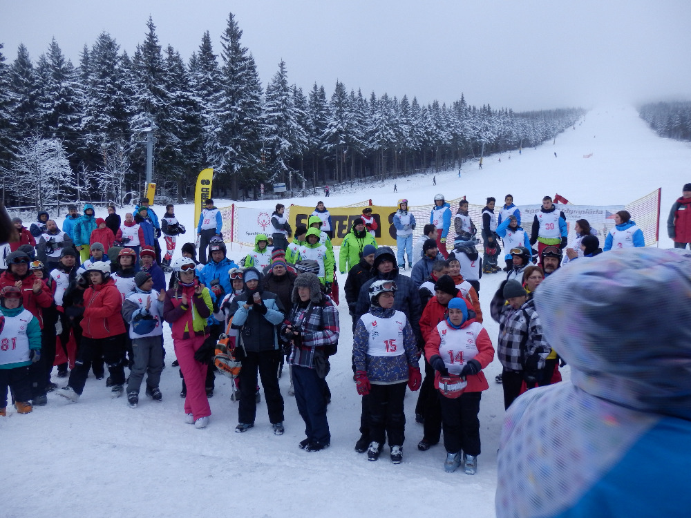 Logo Národní závody ve sjezdovém lyžování a snowboardingu